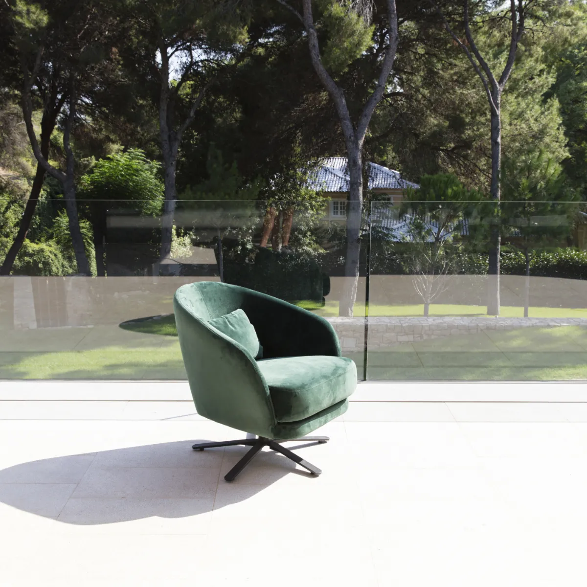 Κομψή πολυθρόνα ΚΟΜΒΑ light occasional armchair